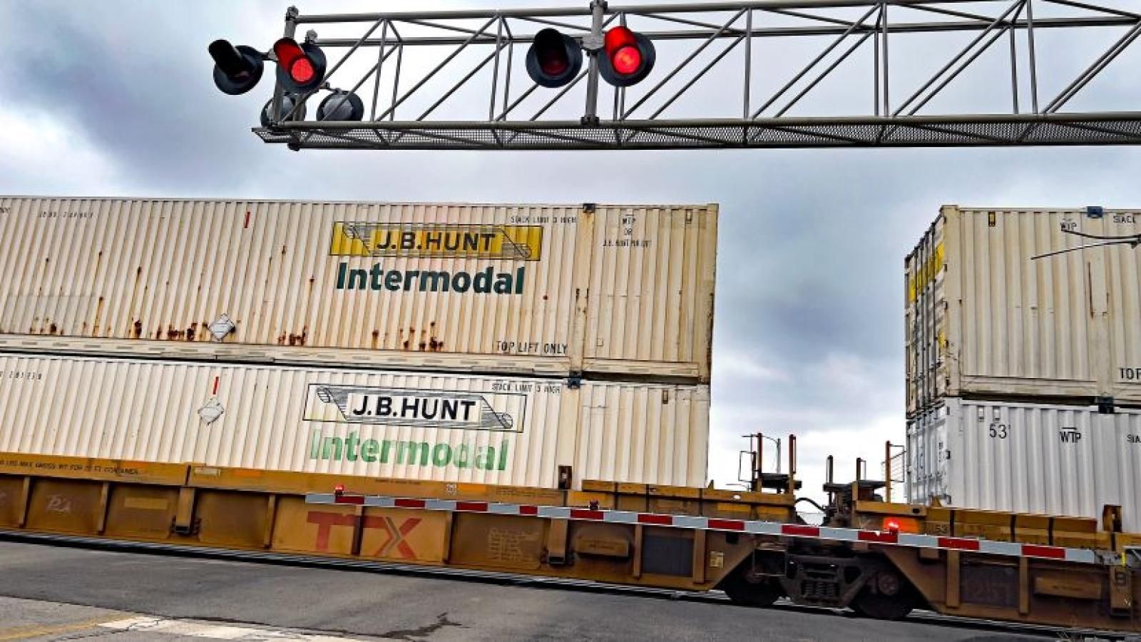 J. B. Hunt shakes up Mexico-US intermodal market with Ferromex deal