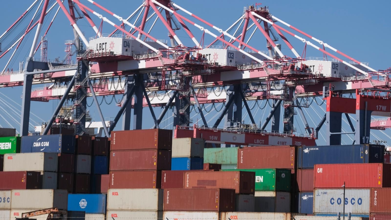 Carriers cutting back on vessel space allotments for NVOs, retailers: sources