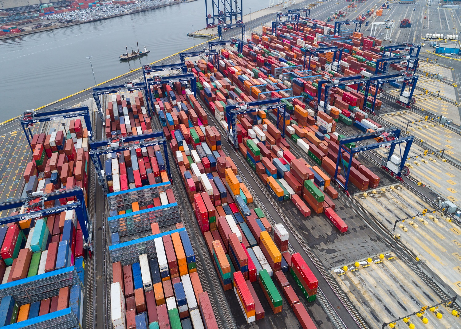 Ocean carriers appear willing to roll the dice on possible US port strike