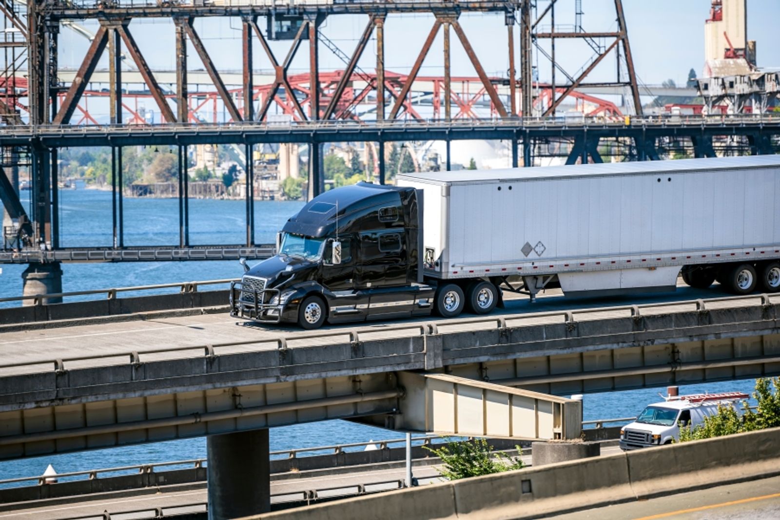 Shippers balance near-term market, long-term forecasts in trucking bids