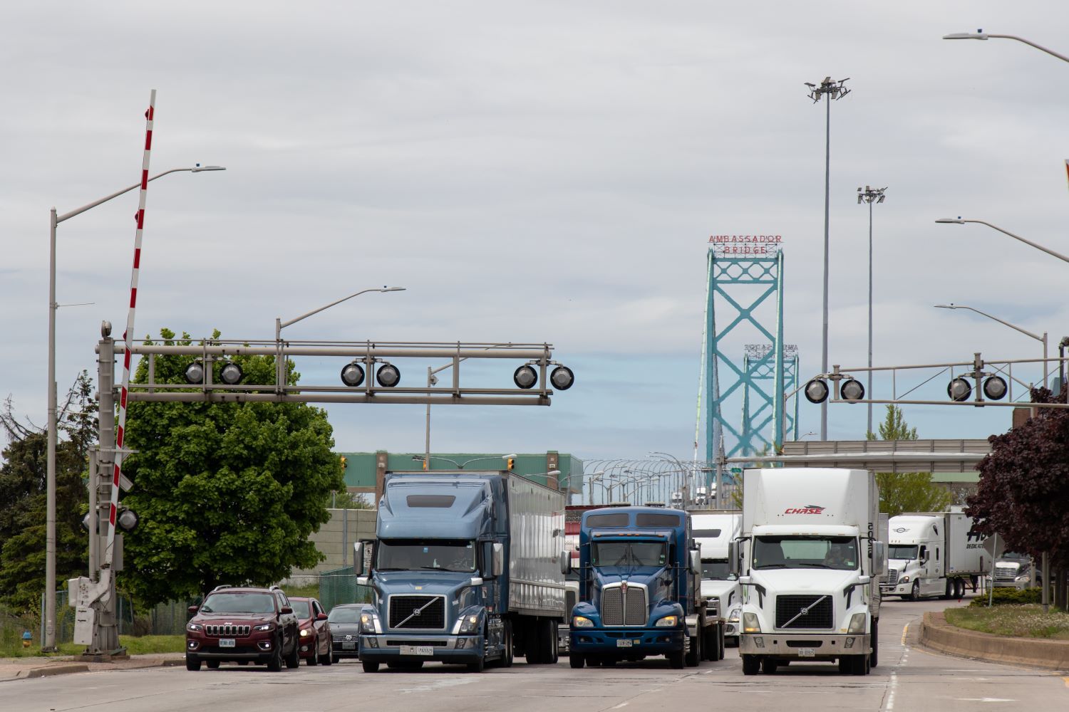 Potential US tariffs ignite US-Canada cross-border spot truck rates, volumes