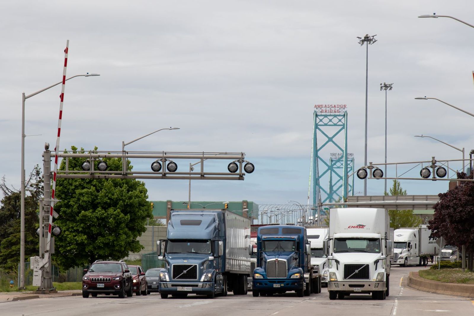 Potential US tariffs ignite US-Canada cross-border spot truck rates, volumes