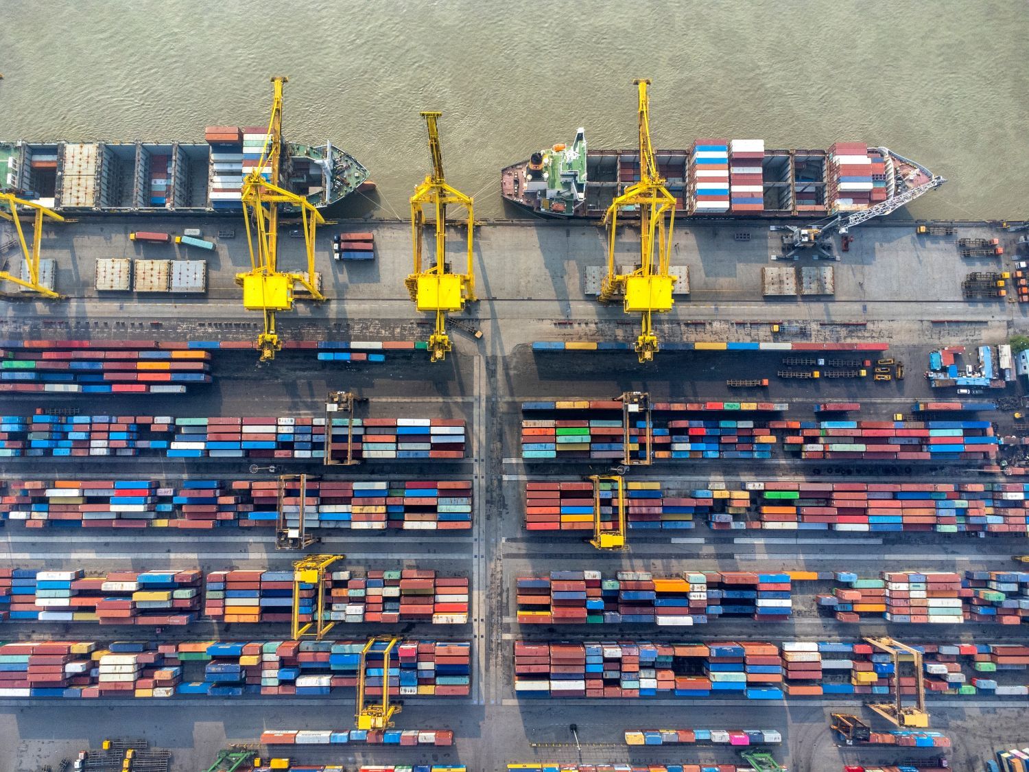 চট্টগ্রাম বন্দর কর্মচারীদের ধর্মঘট স্থগিত করায় বাংলাদেশ থেকে বক্স চলাচল শুরু হয়। বাণিজ্য জার্নাল