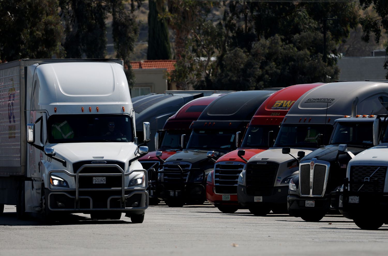California truckload rates rise as fuel spikes, capacity cuts tighten market
