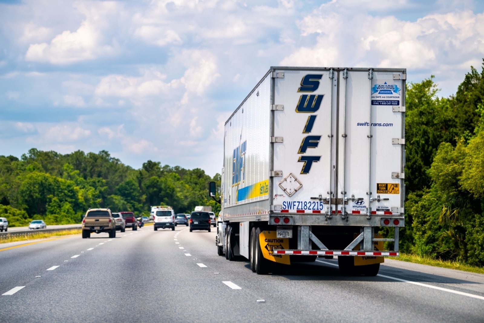 US spot, contract truckload rates to rise through 2027: indicator