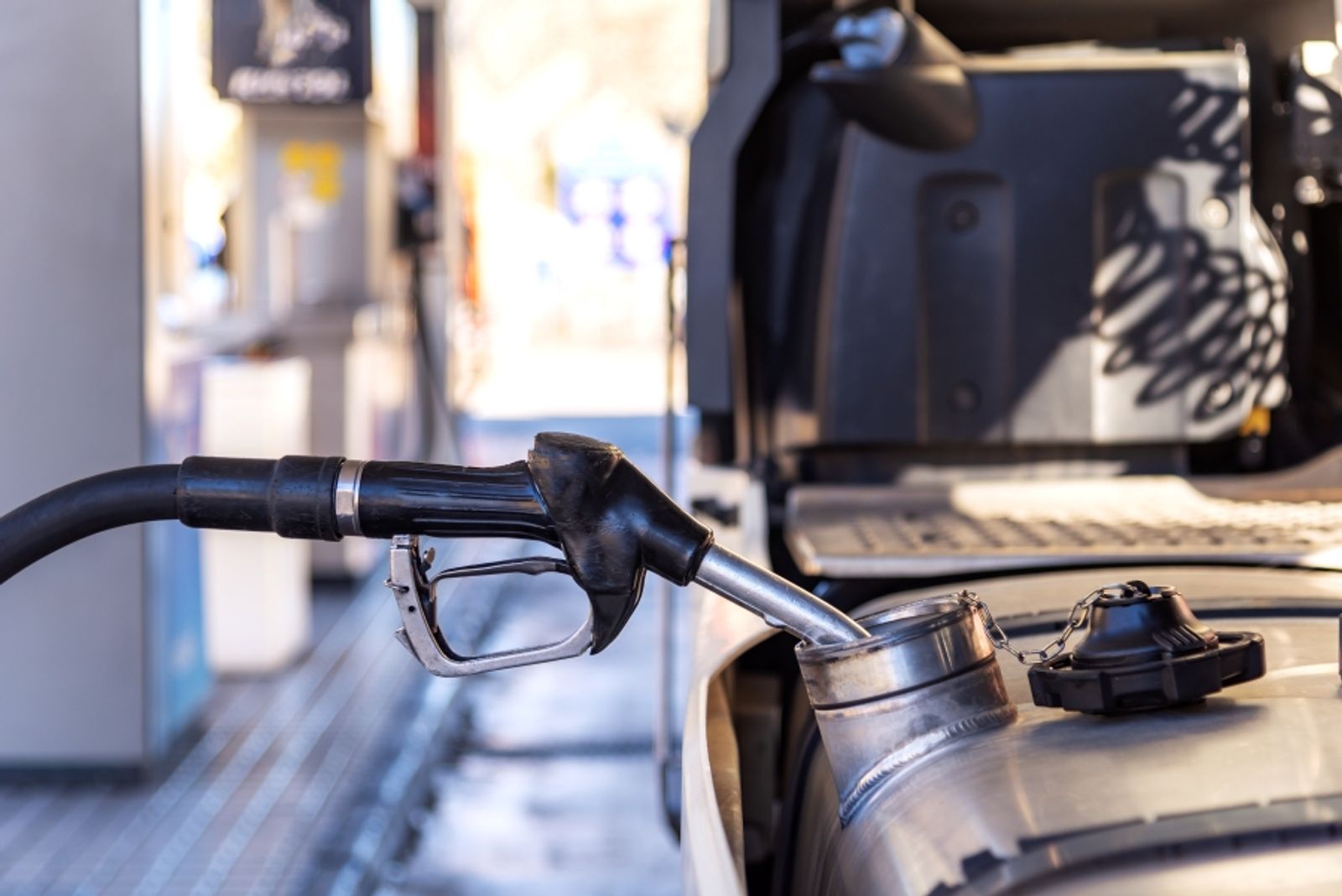 Spiking US diesel prices increase surcharges, truck bankruptcy risk