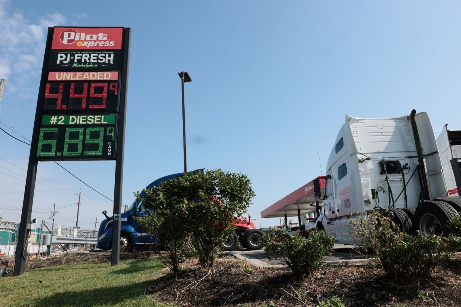 Fuel surcharges in trucking spotlight as diesel prices continue to soar